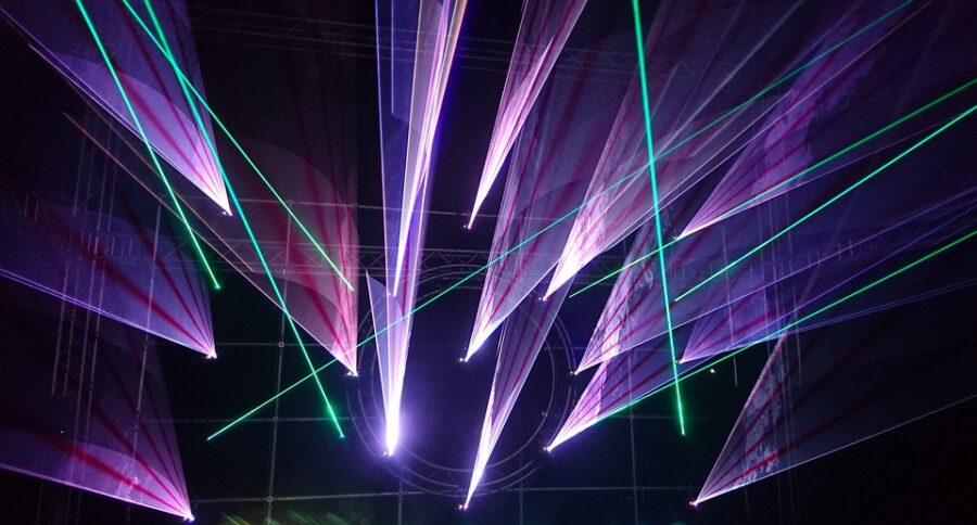 Weselne atrakcje – dlaczego warto pomyśleć o laserowym pokazie