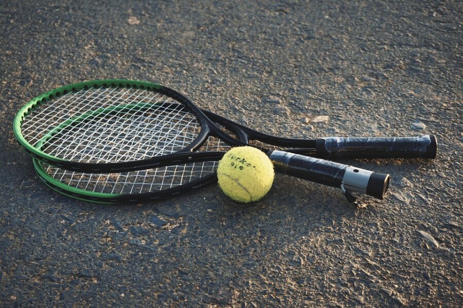 Dokładnie wybrany sprzęt obejmujący gadżety do tenisa i badmintona